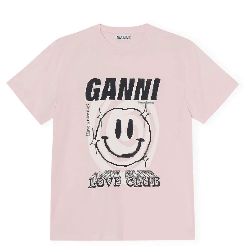 Jag undrar ifall någon är intresserad av att köpa min älskade GANNI t-shirt😍den är i storlek M och är lite stor på mig. Jag köpte den i april 2022, på nk💕✨skriv för egna bilder, nypris är 845kr💗. T-shirts.
