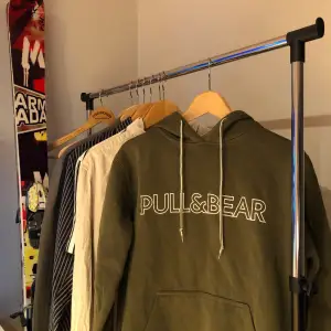 Säljer en mörkgrön/oliv hoodie från Pull & bear, storlek S. cond 9/10