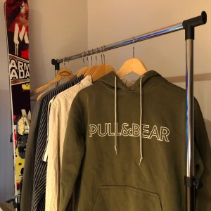 Pull & bear, Hoodie - Säljer en mörkgrön/oliv hoodie från Pull & bear, storlek S. cond 9/10