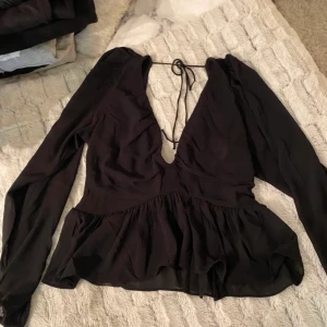 Vacker blus  - Säljer min fina svarta blus med öppen rygg och v ringad. Skit fin men kommer inte till användning 