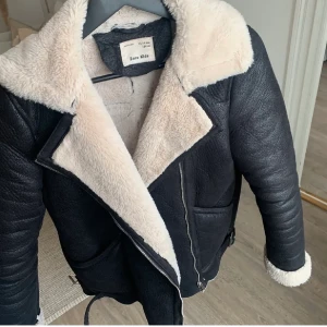 bikerjacka - säljer min snygga bikerjacka då den inte kommer till användning! köpt på zaras barnavdelning för nåt år sen. bra skick och väldigt varm! 👼🏼✨
