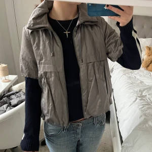 Kortärmad jacka!!! - Säljer denna så snygga jacka som är kortärmad jätte fin att ha öppen men oxå stängd❤️