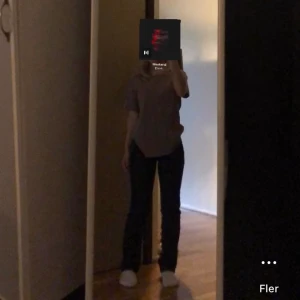 lågmidjade jeans (storlek 26/32j - ett par lågmidjade byxor i mörk färg. är storlek ”26/32” men är mer som ”xxs”.  ganska korta i modellen, jag som är 150 tycker dom sitter perfekt;)  