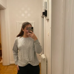 Sweatshirt - Tunn sweatshirt i grå med Knut nedtill