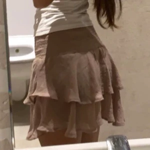 Kjol  - en riktigt snygg kjol! Den har jätte skönt material och är perfekt inför nästa sommar men även våren. Tveka inte om ni har frågar💕