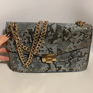 Väska från mango  - Lite guld som är bort slitet men inget som jag själv tänkt på. 