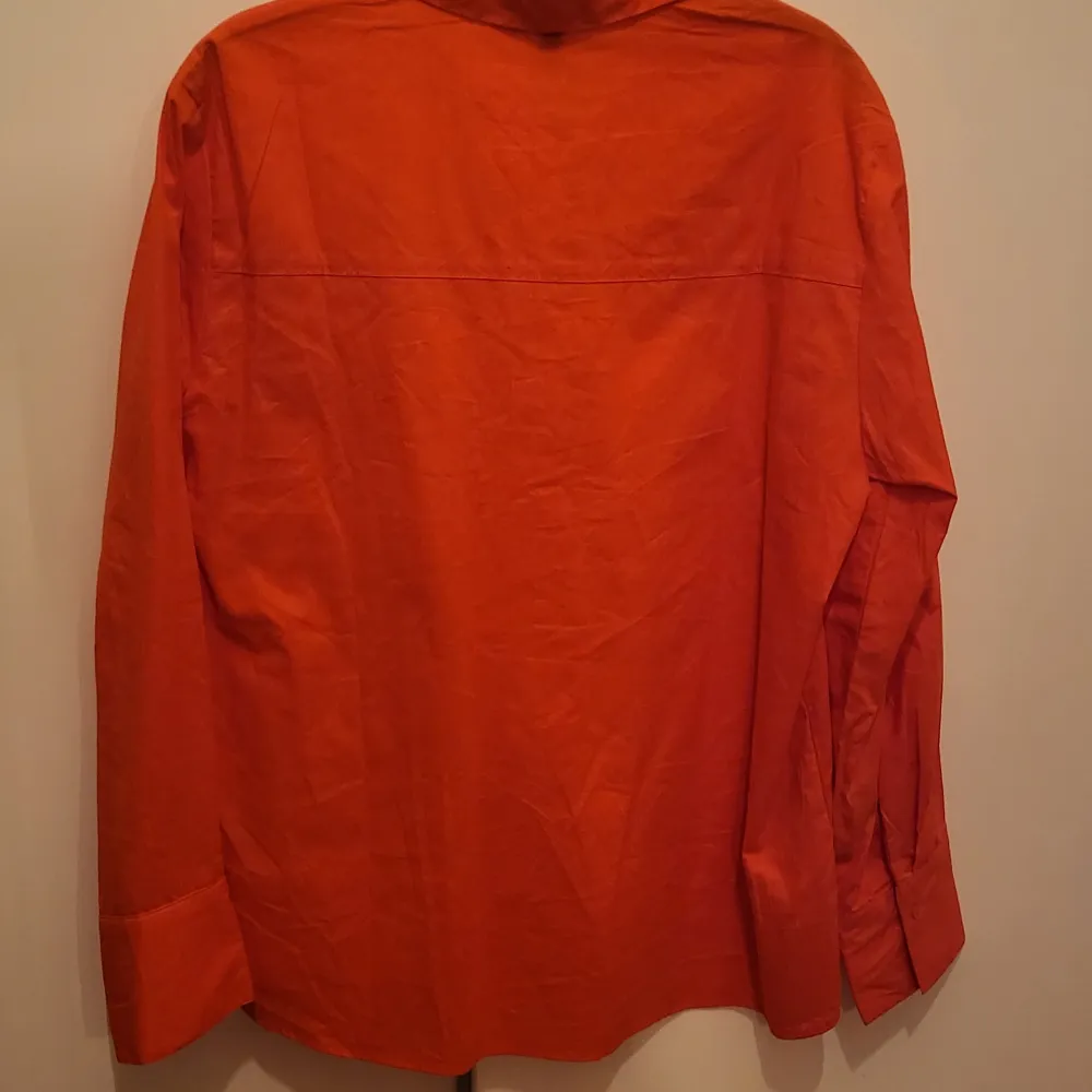 Orange blus från H&M andvänd en gång på ett event.. Skjortor.