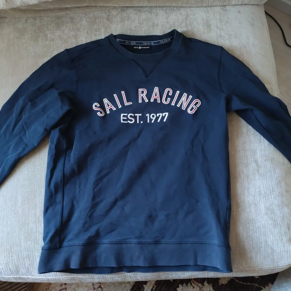 äkta sail racing tjocktröja marinblå storlek medium. bra skick.   kan fraktas . Tröjor & Koftor.