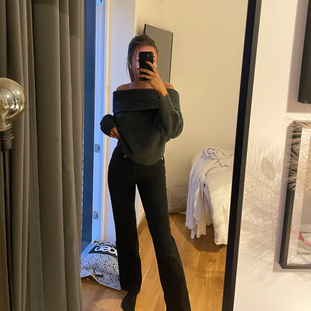 Svarta raka jeans från zara i storlek 34, köpt för 459kr säljer för 250kr inklusive spårbar frakt. Jeans & Byxor.