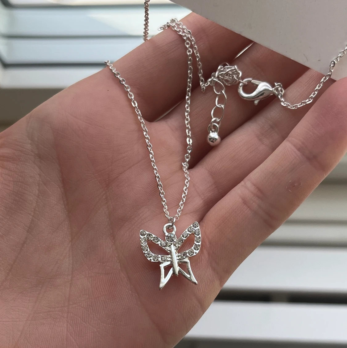 Jättefint fjärilhalsband - 90