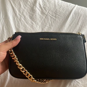 Michael Kors mini väska - SALU! Super snygg Jetset väska från Michael Kors. Använd ett par gånger och säljer då jag vill rensa min garderob. Orginal priset ligger på 1400. 