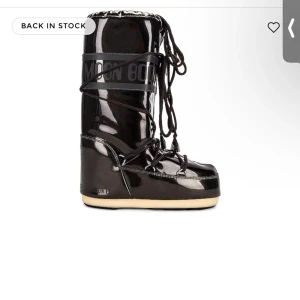 Moonboots vinile met black -  Använt en vinter men syns inte dem är orepade och glansiga!! Dem är värda över 2000💙💙