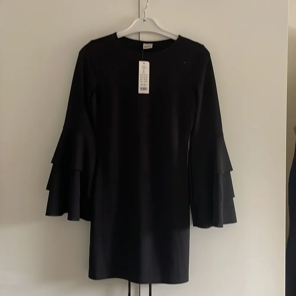 Säljer denna supersnygga klänning från Gina tricot som aldrig är använd! Den är lite för kort för min smak för mig som är 175💗 Aldrig använd och lappen kvar, nypris 249:-🥰 . Klänningar.