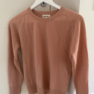 Soft goat tröja  - Sååå söt tröja från soft goat i en jättefin gammalrosa färg. I princip aldrig använd så den är i jättebra skick💕