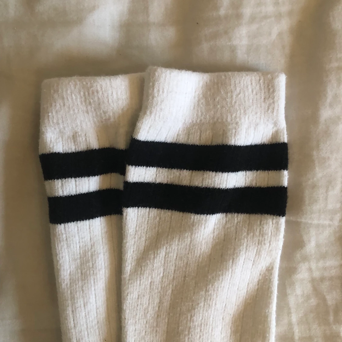 Knästrumpor med svarta detaljer  - 90