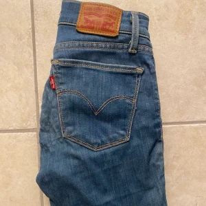 Lågmidjade levis jeans - Lågmindjade levis jeans Långa i benen  Lågmidjade  Försmå för mig St 28 32 i längd 