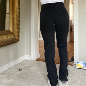 Jeans - Svarta utsvängda jeans ifrån madlady 