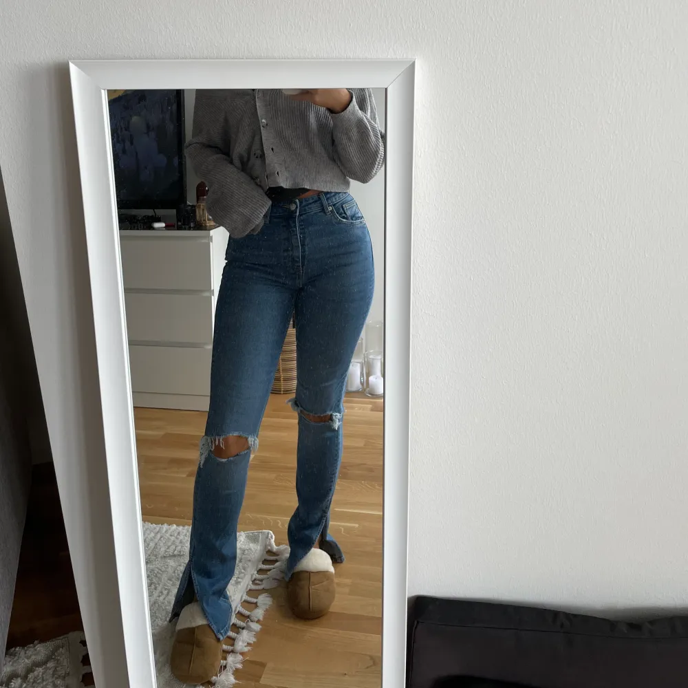 Jättesnygga jeans från zara som är oanvända. Jag är 171 cm lång 💘. Jeans & Byxor.