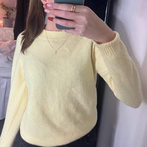 Säljer denna gula superfina stickade tröjan från vero Moda❤️🫶🏽