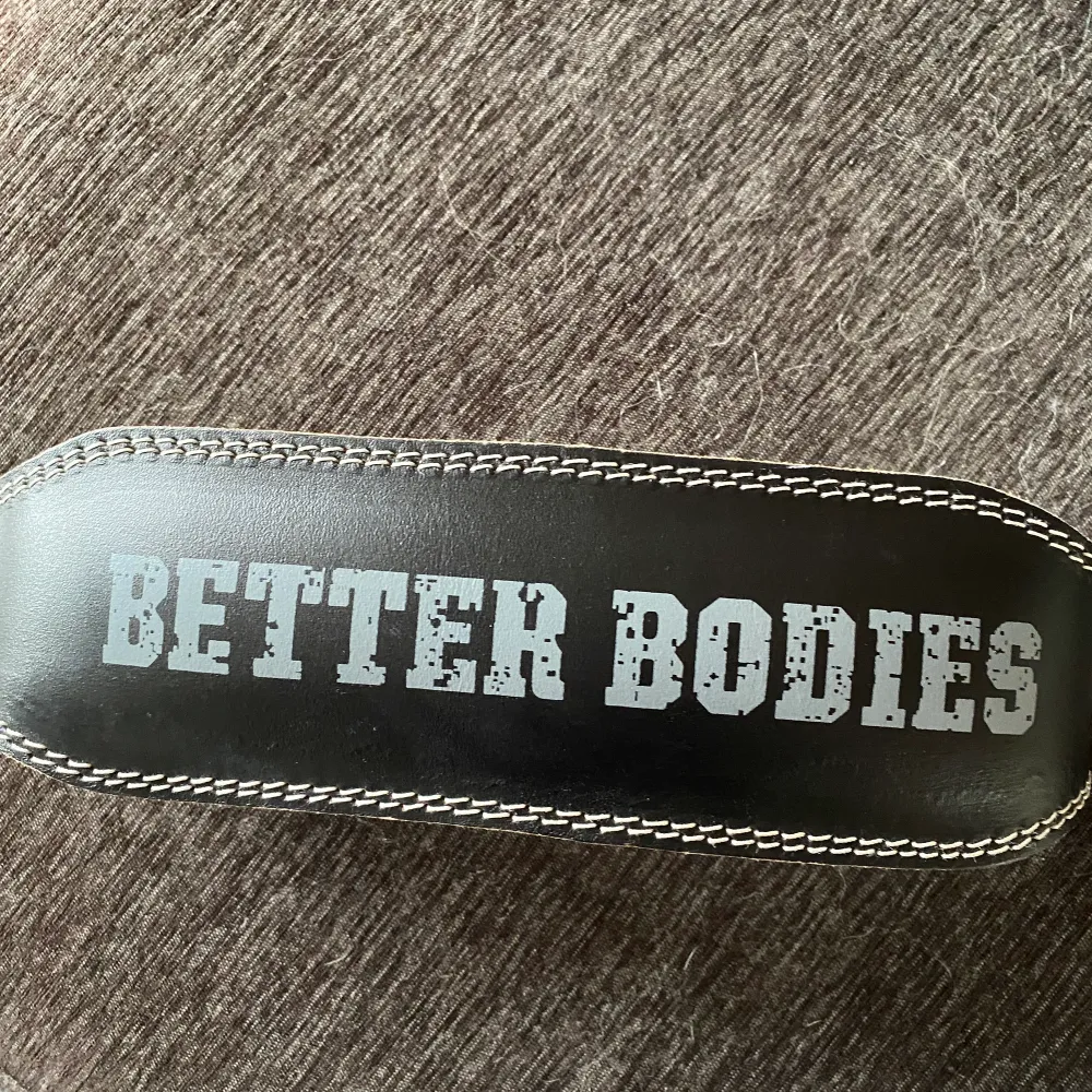 Säljer ett bälte och wristwraps från Better Bodies. Bältet är knappt använt och wrist wrapsen är aldrig använda!. Övrigt.
