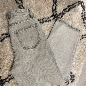 HELT OANVÄNDA GRÅA JEANS😍 - Helt nya oanvända gråa jeans köpta för 799kr säljer för 200kr 