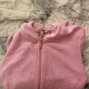 Juicy couture tröja - Säljer min rosa juicy tröja 💕kan mötas o frakta