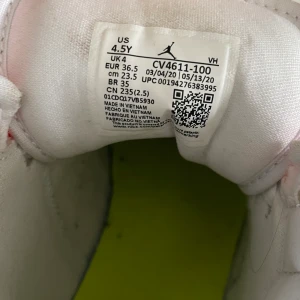 Nike Jordan 1 - Har använt dem två gånger man kan säga att dem är helt nya och säklart är dem äkta köpte dem från Nike hemsida 