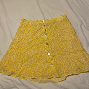 Summer skirt - En jätte fin flowig kjol som passar till sommaren!! oanvänd!