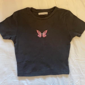 t-shirt - Säljer denna topp från pull&bear då den är för liten för mig. Har några fläckar men inget som syns på håll. Storlek XS men skulle säga XXS då den är väldigt tight i armarna. Kontakta mig för frågor eller fler bilder. Köparen står för fraktkostnaden. 