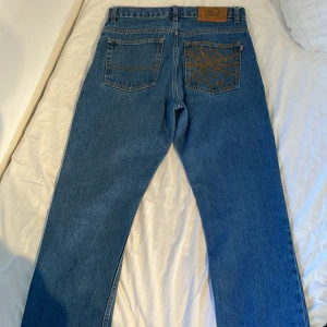 Custom Mötkblåa Web-Jeans i storlek W32L30 - Orangt spindelnät på den ena backfickan, sifforna 238 i en av framfickorna !KÖPAREN STÅR FÖR FRAKTEN!