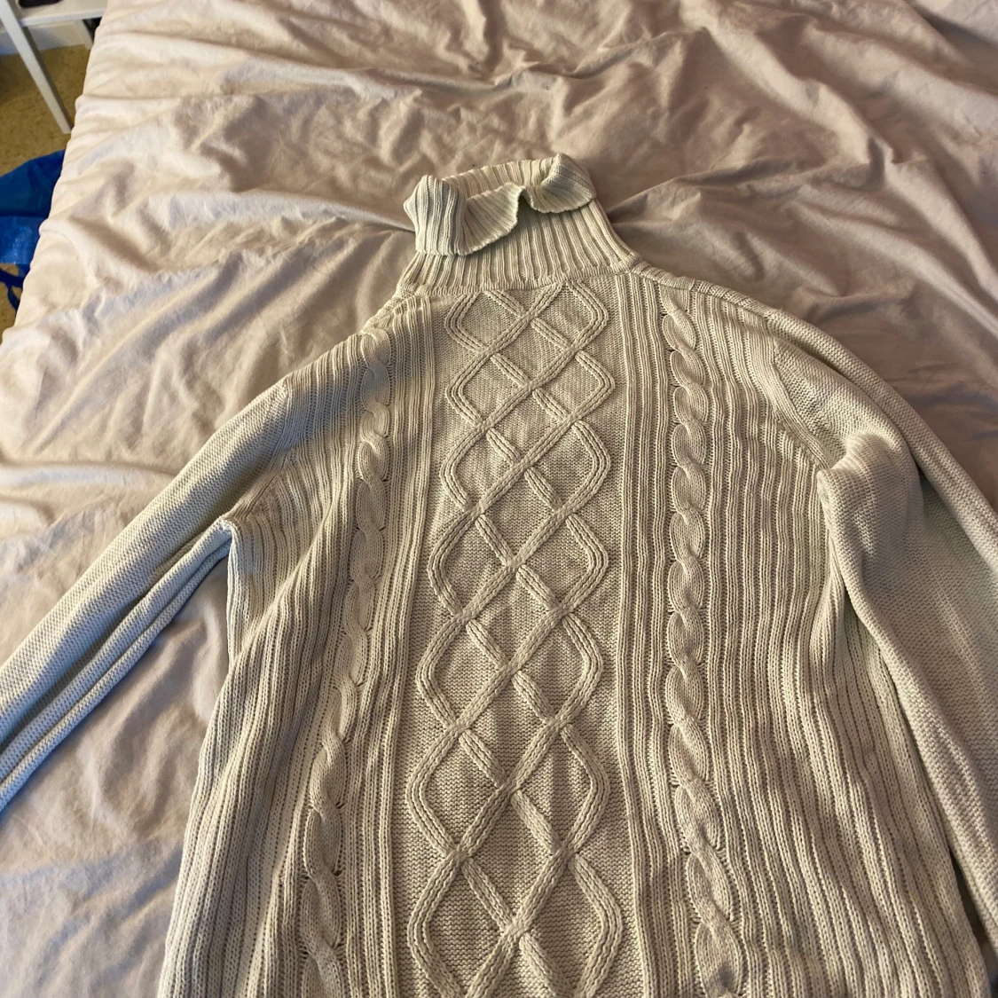 En stickad polotröja i storlek: L - 90