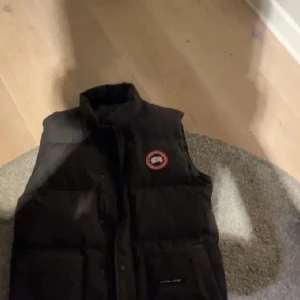 Canada goose väst - Använd ett fåtal gånger. Säljer pga den inte kom till användning. Den är i stl M