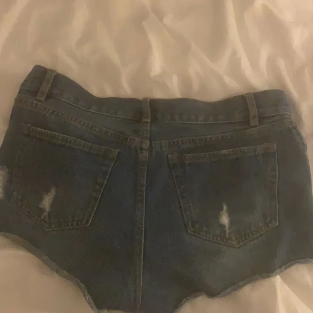 Säljer jeansshorts från bikbok då dom är för små, de är köpta 2019 och är i strl xs!. Shorts.