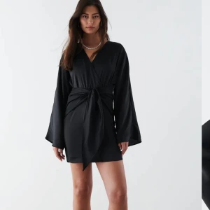 KLÄNNING  - Svart snygg klänning ifrån Gina Tricot. Endast använd en gång.  Enkel men stilig och med skönt material.  Storlek S men passar även en XS&M Ord pris : 599 kr  