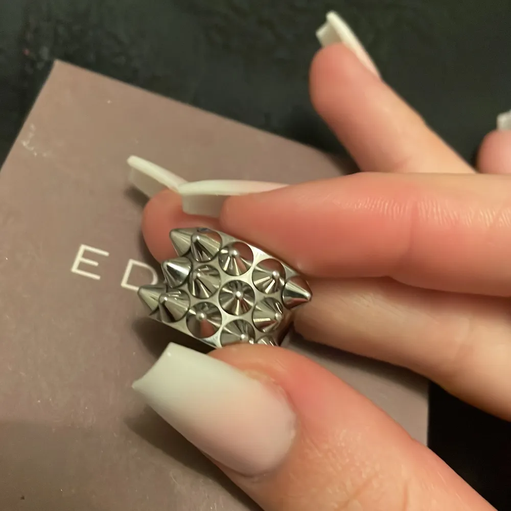 Säljer min helt nya ring från Edblad  Storleken är 18.50 dt vill säga M-L  Köpt för 399kr på Åhléns . Accessoarer.