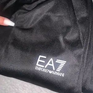 Säljer helt nya ea7 Armani byxor eftersom att dom var för små och det inte gick att lämna tbx❤️