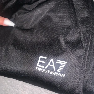Ea7 Armani byxor - Säljer helt nya ea7 Armani byxor eftersom att dom var för små och det inte gick att lämna tbx❤️