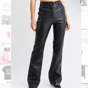 Svarta Skinnbyxor  - Svarta Skinnbyxor från Madlady knappt använda då dom bara inte kommit till användning så det är därför jag säljer den.  Super sköna och bra material inuti byxorna  Nypris:499