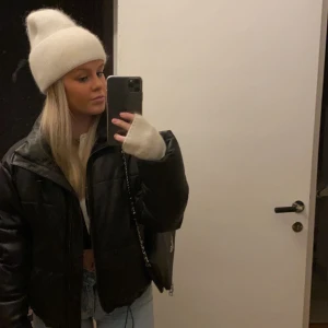 Puffer jacket i skinnimitation - Säljer nu min puffer jacket i skinnimitation. Syns lite slitage vid dragkedjan men annars som ny. Skriv vid intresse.