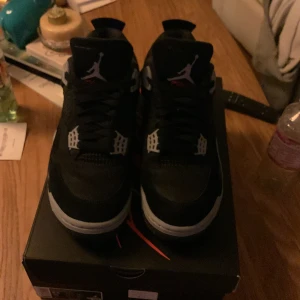 Jordan 4’s Black Canvas  - Knappt använda (Max 3 gånger). Äkta 