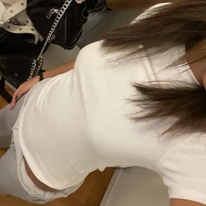 Tajt vit topp - Skitsnygg tajt vit topp passar till allt