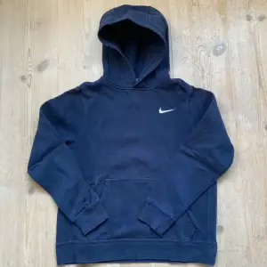 Mörkblå Nike hoodie i barnstorlek XL