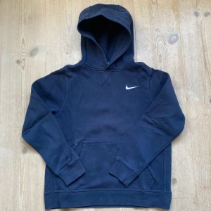 Nike hoodie - Mörkblå Nike hoodie i barnstorlek XL