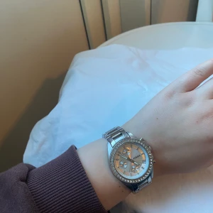 Klocka Fossil  - Jättefin klocka från märker Fossil. Klockan är i väldigt fint skick. Batteriet behövs bytas men brukar kunnas göra enkelt💕💕 passar handled mellan 16-18 cm! Köptes för ca 1500 kr