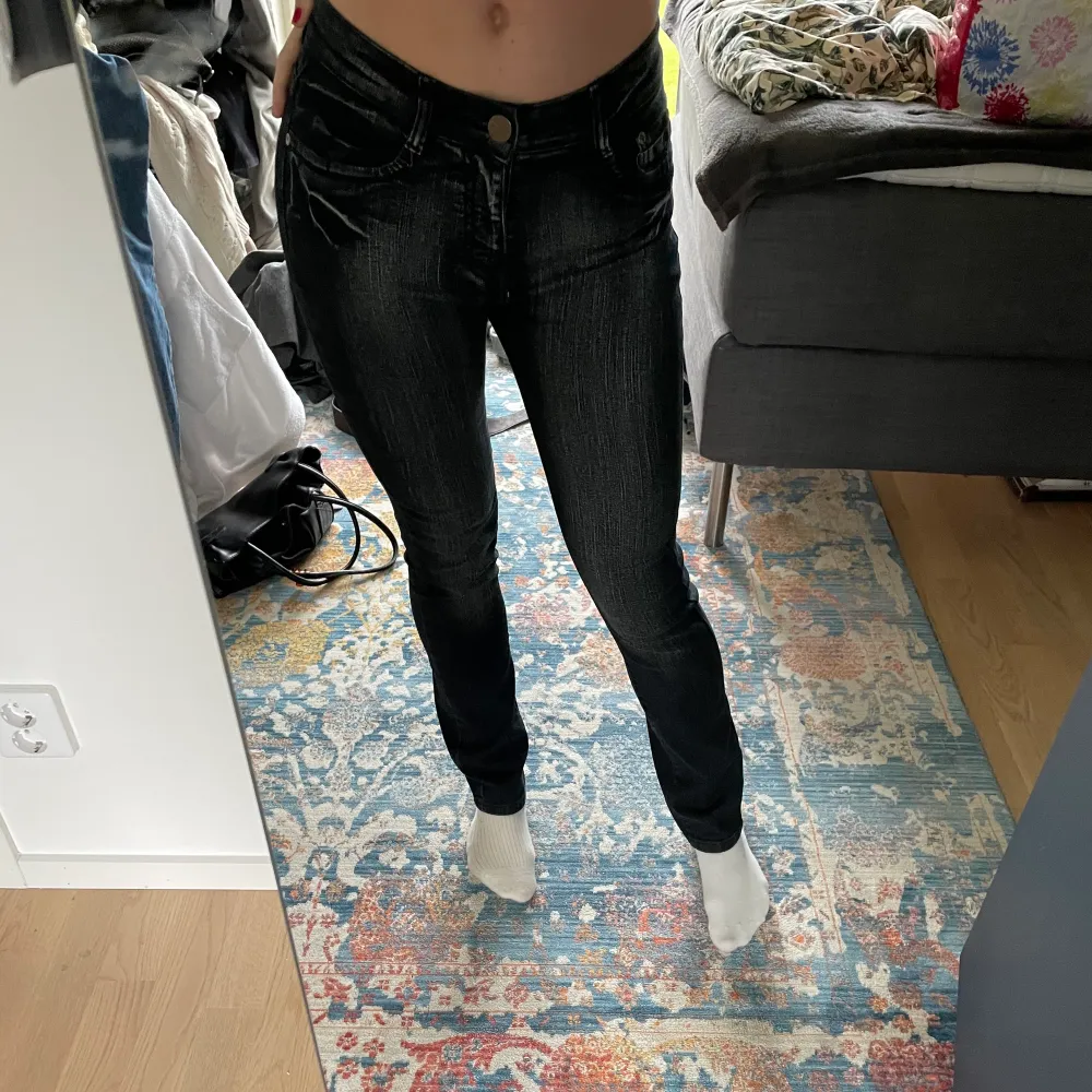 Jättefina med stövlar med tanke på att de är skinnyjeans. Så unika detaljer på bakfickorna och relativt stretchiga. Skriv om du är intresserad💕. Jeans & Byxor.