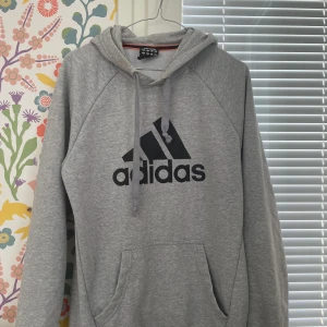 Adidas hoodie - Väl använd men inga defekter 