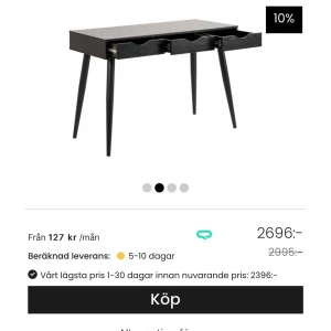 Skrivbord - Säljer nu mitt skrivbord då det inte längre kommer till användning, endast använt i 5-6 månader så det är i nyskick🤍 köpt nytt för 2600 kr men vid snabb affär kan priset diskuteras! man bör vara två för att kunna bära de! Hämtas i älmsta.