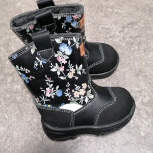 Vinterskor - Säljer ett pat jättefina skor storlek 23. Köptes för 750 som man kan se på bilden och säljer för 400 kr. Kan mätas i Gbg eller fraktas. Köparen står för frakten. 