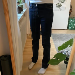 Lee Jeans ”Marion straight” strl.31/33 - Mörkblå lee jeans med gyllenbrun söm. Är använda cirka 3 gånger så i nyskick.