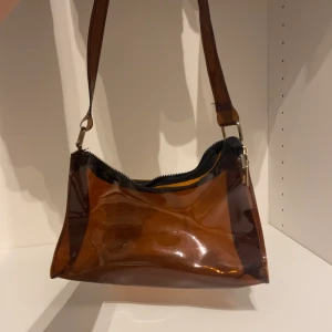 Väska - Väska oanvänd, säljer för 40kr+frakt. Hör av dig om du är intresserad! Pris går att diskuteras🌷💘 Finns fler väskor på min profil!